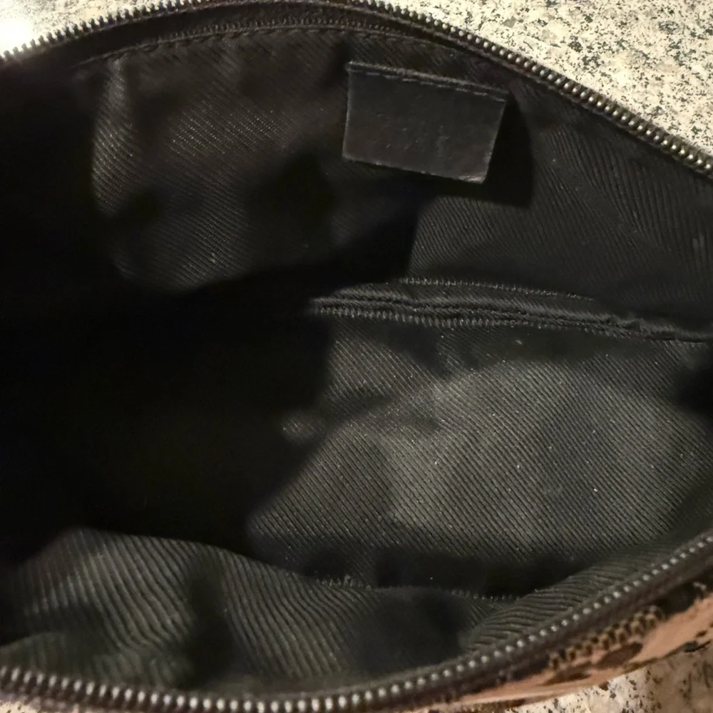 Gucci Beige and Black boat pochette Monogram purse 👜 - Picture 7 of 10